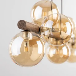 Lampadari Moderni-Selezionato da Mazzolaluce Lampadario a sospensione in legno stile nordico sfere in vetro ambra per soggiorno