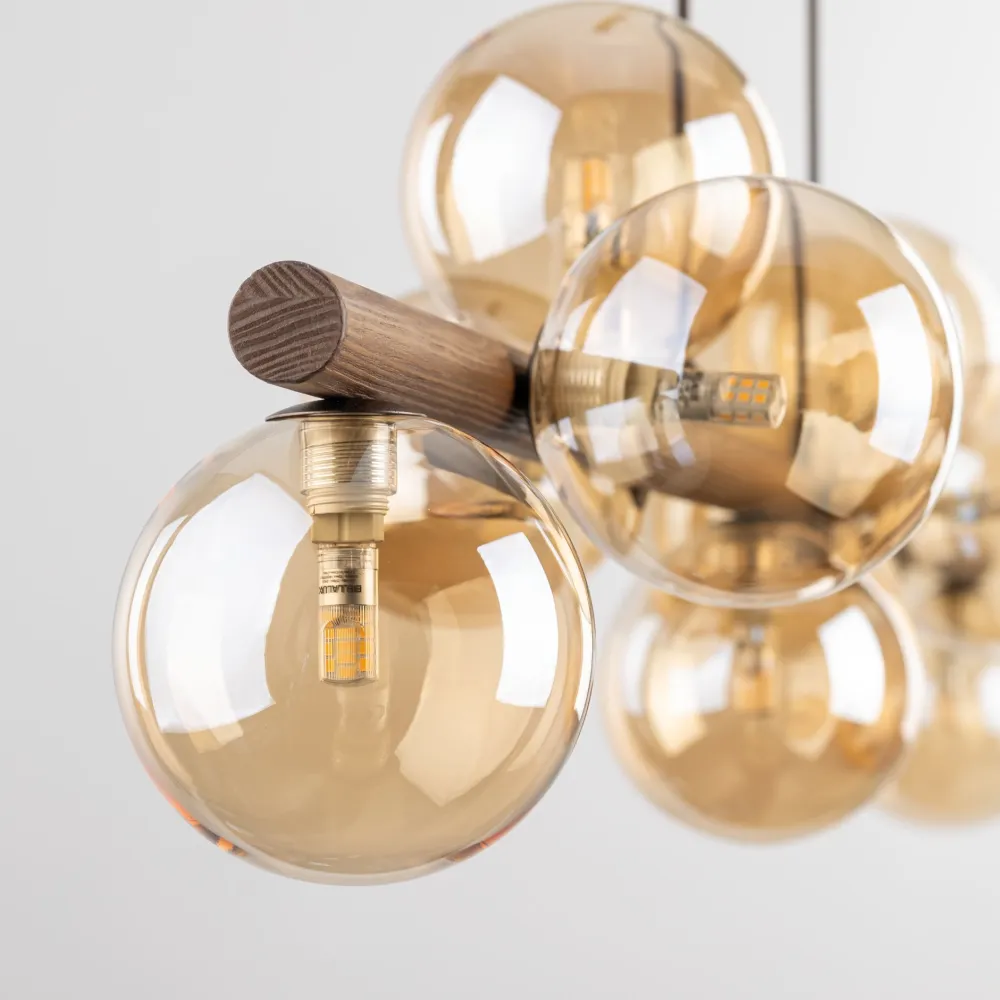 Lampadari Moderni-Selezionato da Mazzolaluce Lampadario a sospensione in legno stile nordico sfere in vetro ambra per soggiorno