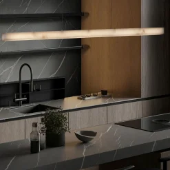 Lampadari Moderni-Selezionato da Mazzolaluce Lampadario a sospensione oro per isola cucina pietra effetto alabastro