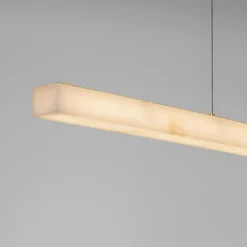 Lampadari Moderni-Selezionato da Mazzolaluce Lampadario a sospensione oro per isola cucina pietra effetto alabastro