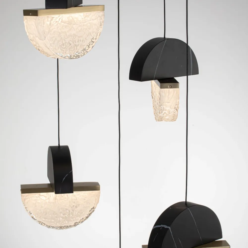 Lampadari Moderni-Selezionato da Mazzolaluce Lampadario a sospensione 5 pendenti in marmo nero e vetro per soggiorno moderno