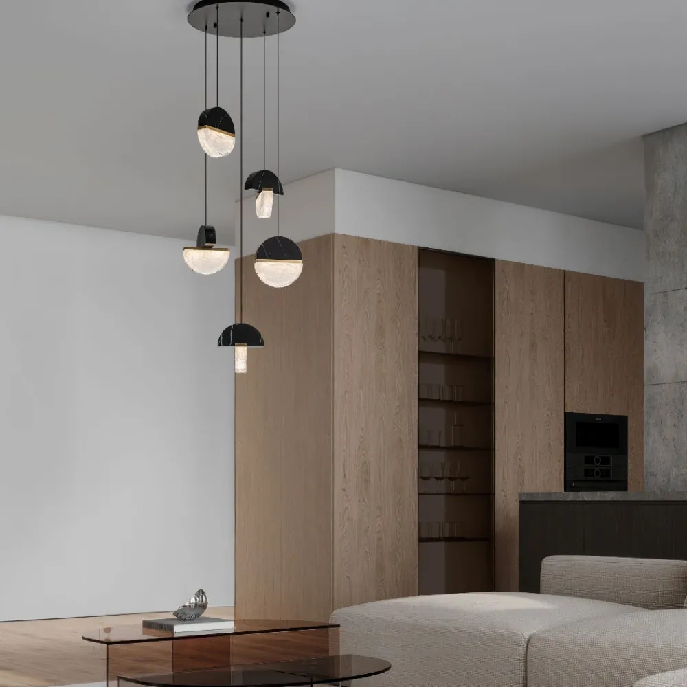 Lampadari Moderni-Selezionato da Mazzolaluce Lampadario a sospensione 5 pendenti in marmo nero e vetro per soggiorno moderno