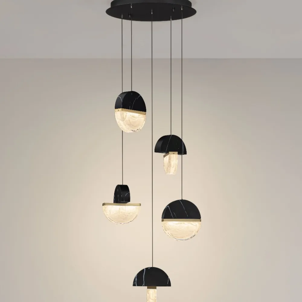 Lampadari Moderni-Selezionato da Mazzolaluce Lampadario a sospensione 5 pendenti in marmo nero e vetro per soggiorno moderno