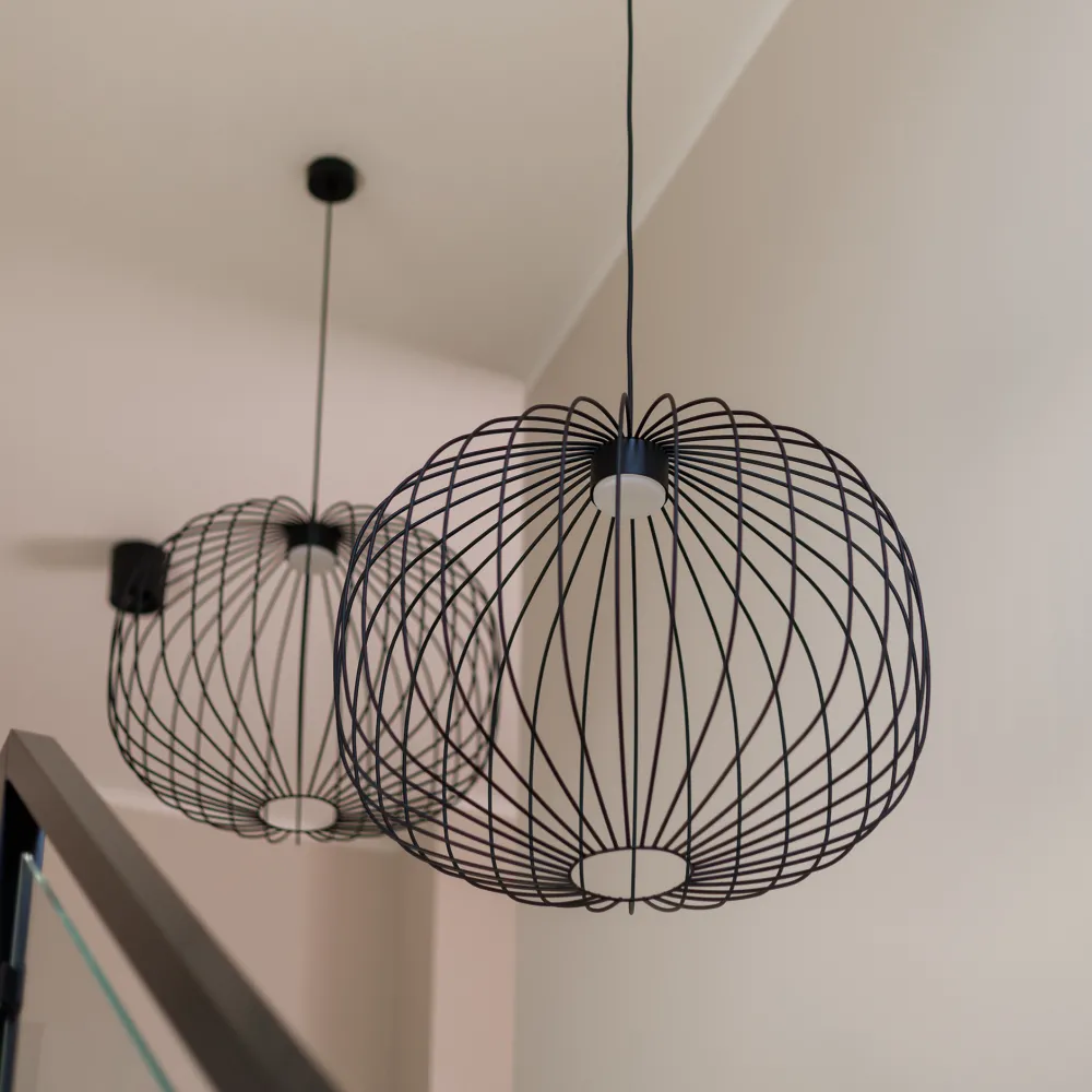 Lampadari Moderni-Selezionato da Mazzolaluce Lampadario a sospensione sfera gabbia di metallo nero per soggiorno moderno
