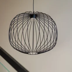 Lampadari Moderni-Selezionato da Mazzolaluce Lampadario a sospensione sfera gabbia di metallo nero per soggiorno moderno