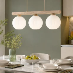 Lampadari Cucina-Selezionato da Mazzolaluce Lampadario barra di legno con sfere di vetro bianco per cucina