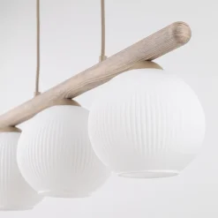Lampadari Cucina-Selezionato da Mazzolaluce Lampadario barra di legno con sfere di vetro bianco per cucina