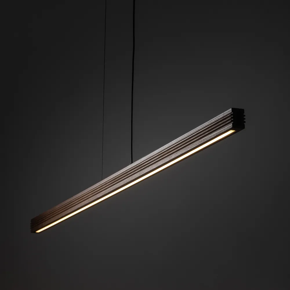 Lampadari Moderni-Selezionato da Mazzolaluce Lampadario barra di legno noce a sospensione led per sala da pranzo