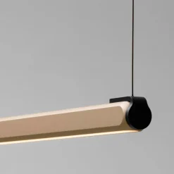 Lampadari Moderni-Selezionato da Mazzolaluce Lampadario barra led marrone chiaro per tavolo