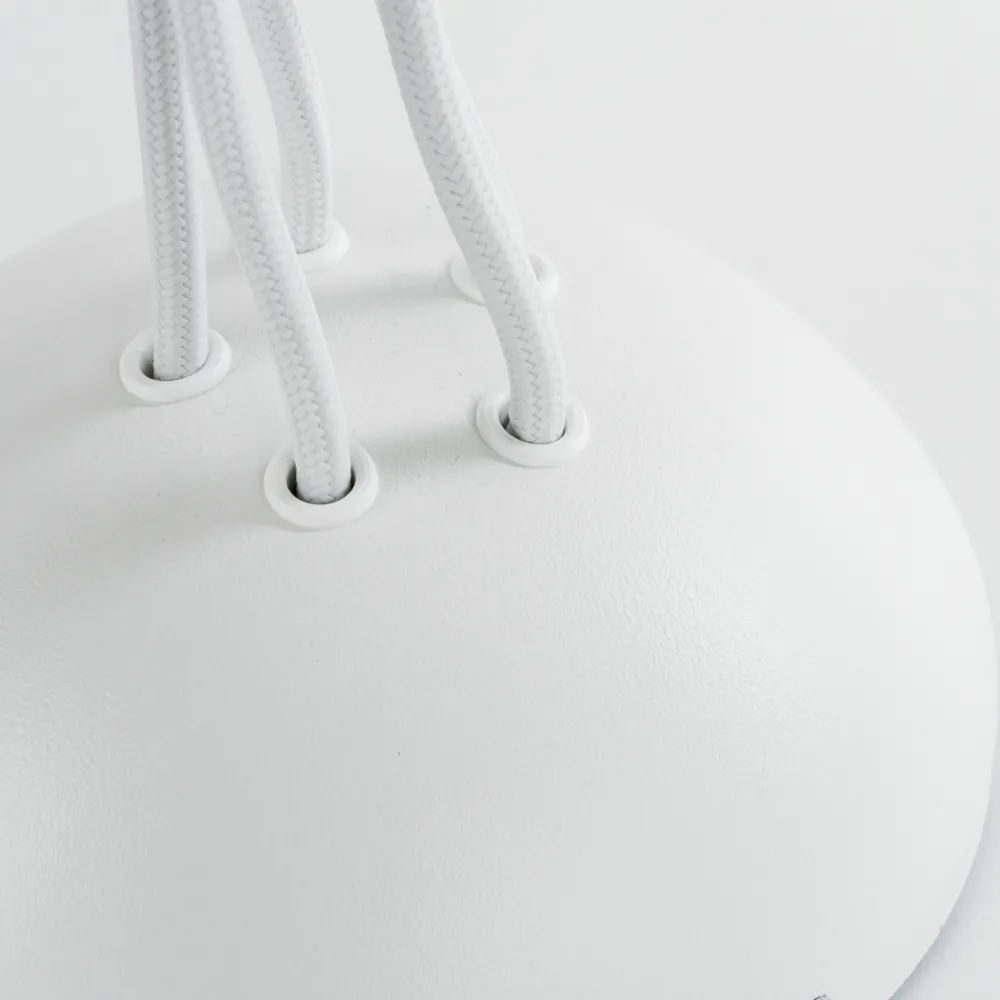 Lampadari Moderni-Selezionato da Mazzolaluce Lampadario bianco moderno con decentramento per soggiorno
