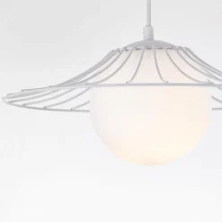 Lampadari Cucina-Selezionato da Mazzolaluce Lampadario bianco per cucina moderna cappello in metallo sfera in vetro