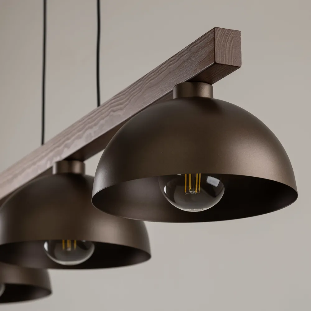 Lampadari Cucina-Selezionato da Mazzolaluce Lampadario bilanciere di legno noce per cucina rustica cupole di metallo marrone