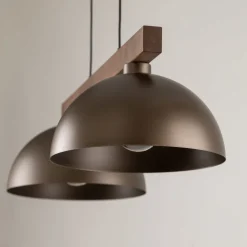 Lampadari Cucina-Selezionato da Mazzolaluce Lampadario bilanciere di legno con cupole in metallo marrone per cucina