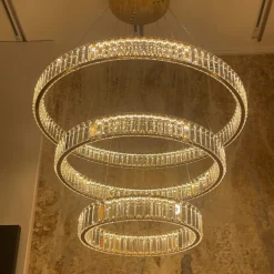 Lampadari Moderni-Selezionato da Mazzolaluce Lampadario cerchi di cristallo per salone stile contemporaneo