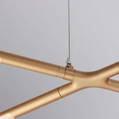 Lampadari Moderni-Selezionato da Mazzolaluce Lampadario con decentramento ottone led 3000k dimmerabile