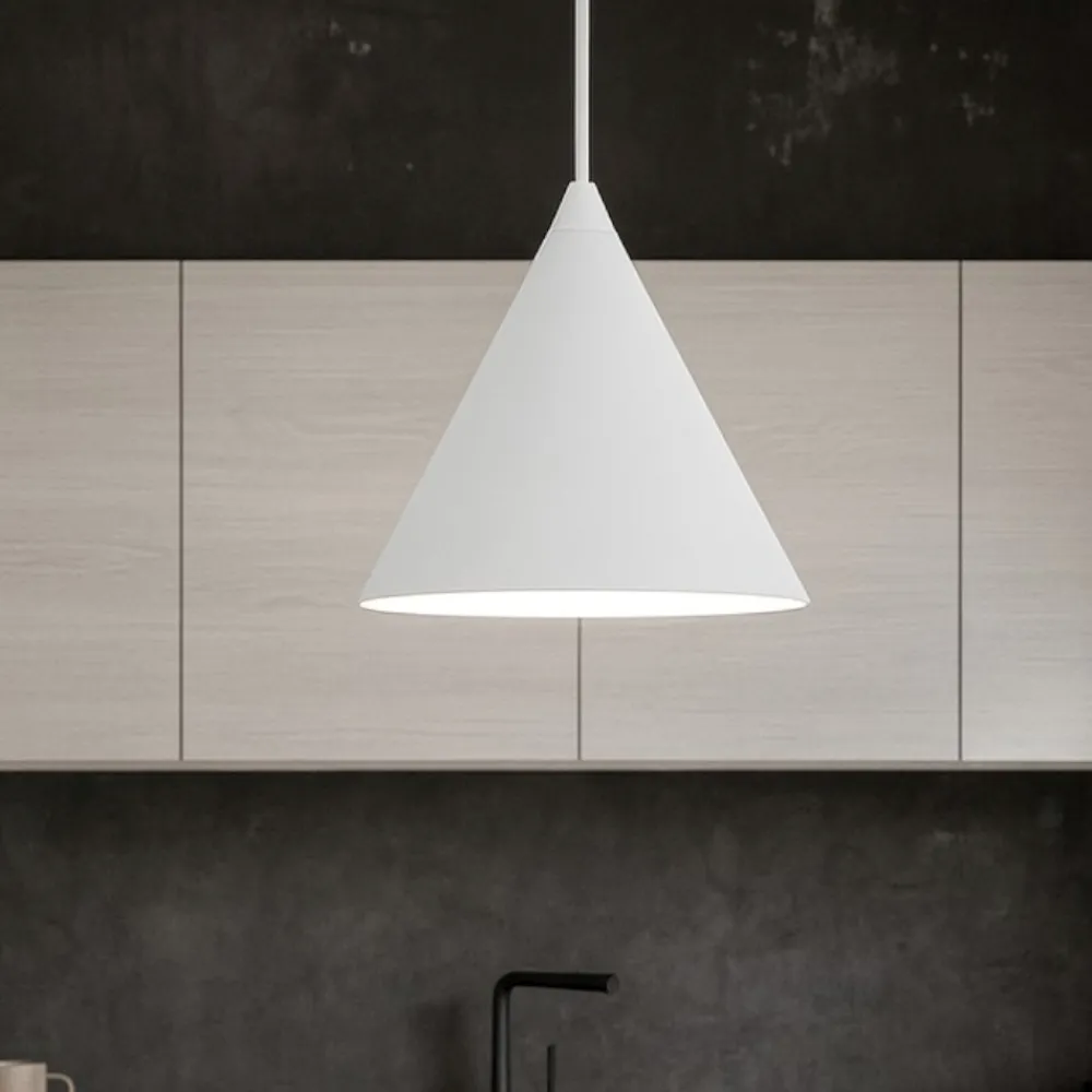 Lampadari Cucina-Selezionato da Mazzolaluce Lampadario cono bianco di metallo 33 cm per cucina