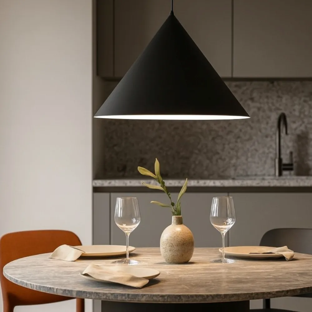 Lampadari Cucina-Selezionato da Mazzolaluce Lampadario cono di metallo nero 50 cm per cucina