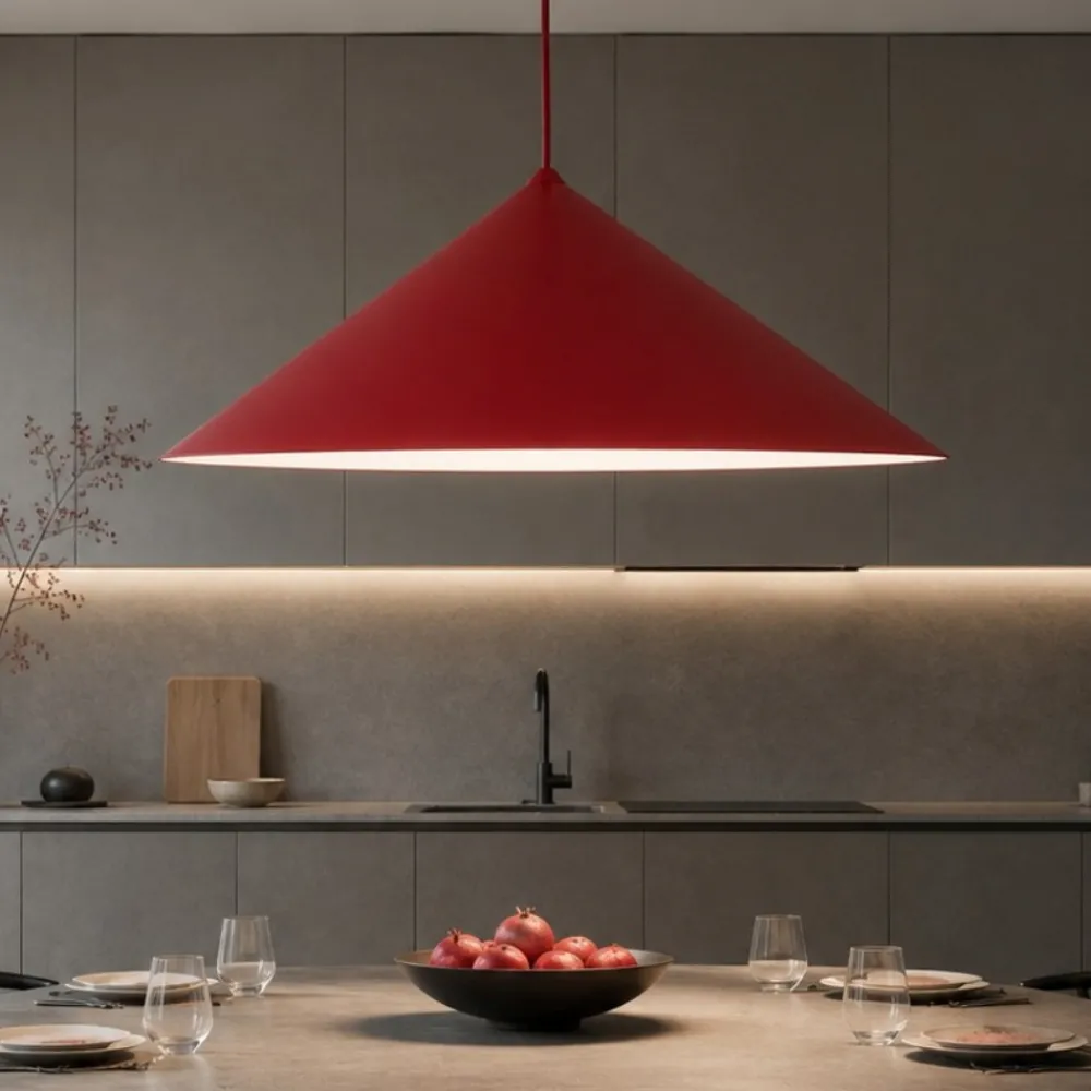 Lampadari Cucina-Selezionato da Mazzolaluce Lampadario cono rosso a sospensione 50 cm per tavolo da cucina moderna