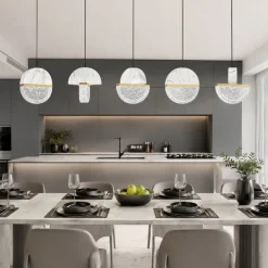Lampadari Moderni-Selezionato da Mazzolaluce Lampadario con pendenti di marmo bianco e vetro design per tavolo sala da pranzo