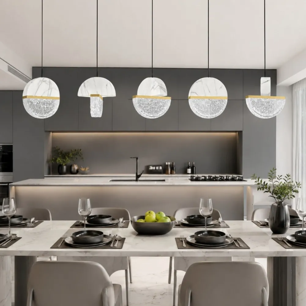 Lampadari Moderni-Selezionato da Mazzolaluce Lampadario con pendenti di marmo bianco e vetro design per tavolo sala da pranzo