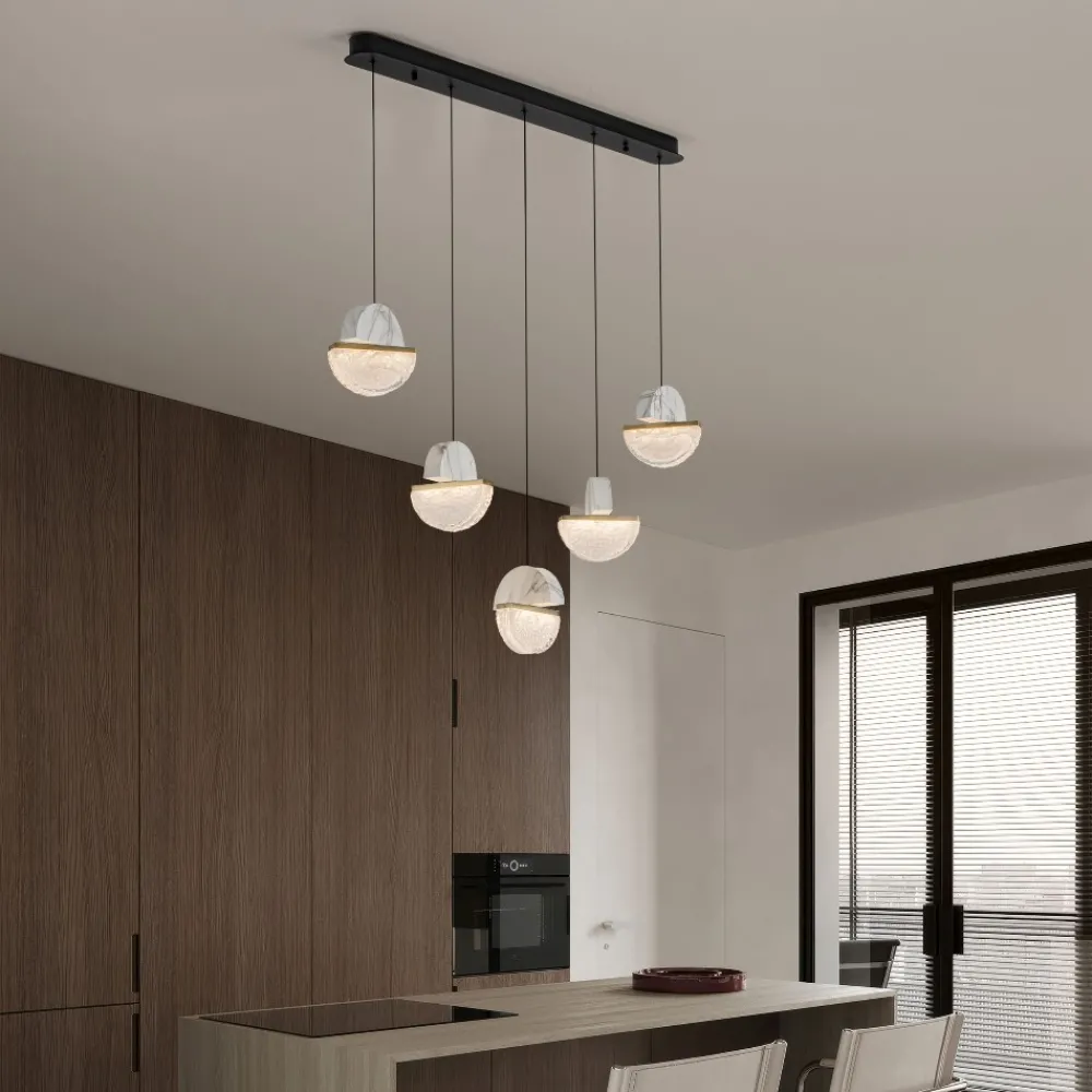 Lampadari Moderni-Selezionato da Mazzolaluce Lampadario con pendenti di marmo bianco e vetro design per tavolo sala da pranzo