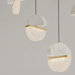 Lampadari Moderni-Selezionato da Mazzolaluce Lampadario con pendenti di marmo bianco e vetro design per tavolo sala da pranzo