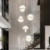 Lampadari Moderni-Selezionato da Mazzolaluce Lampadario con pendenti in marmo bianco e vetro design moderno per soggiorno