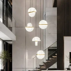 Lampadari Moderni-Selezionato da Mazzolaluce Lampadario con pendenti in marmo bianco e vetro design moderno per soggiorno