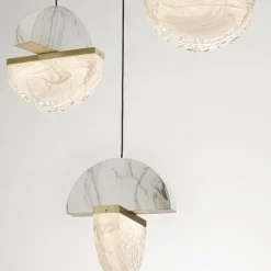 Lampadari Moderni-Selezionato da Mazzolaluce Lampadario con pendenti in marmo bianco e vetro design moderno per soggiorno