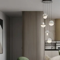 Lampadari Moderni-Selezionato da Mazzolaluce Lampadario con pendenti in marmo bianco e vetro design moderno per soggiorno