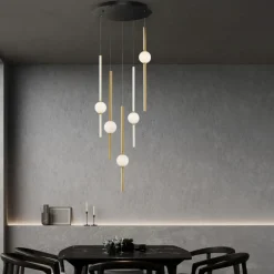 Lampadari Moderni-Selezionato da Mazzolaluce Lampadario con pendenti oro sfere vetro per soggiorno
