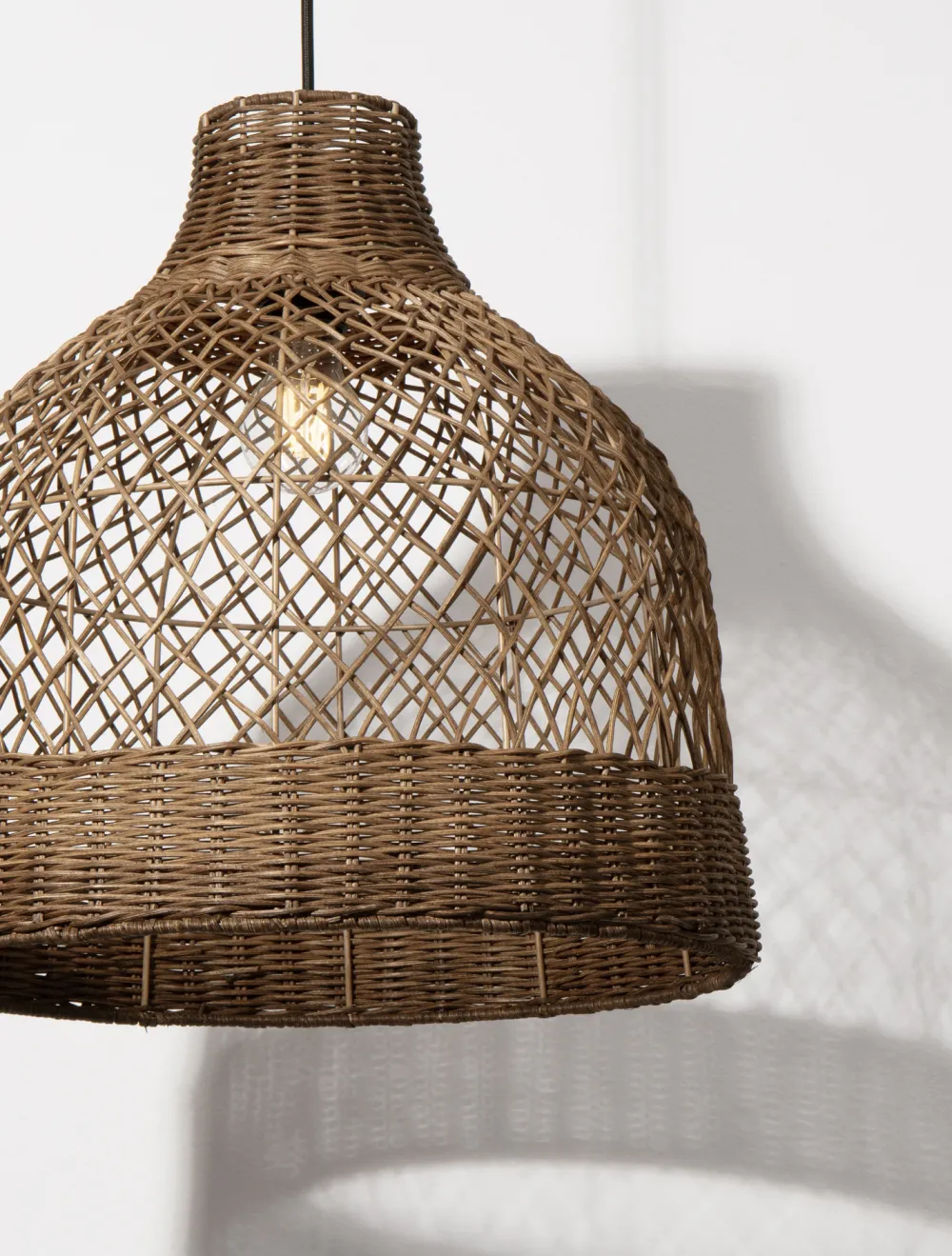 Lampadari Moderni-Selezionato da Mazzolaluce Lampadario cupola di rattan a sospensione marrone per sala da pranzo