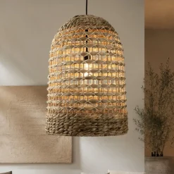 Lampadari Moderni-Selezionato da Mazzolaluce Lampadario cupola di rattan e giacinto essiccato per soggiorno