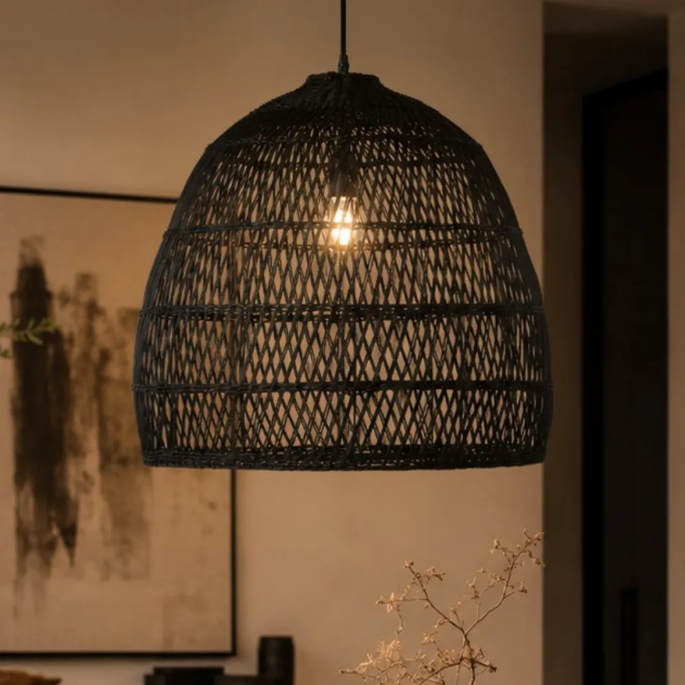 Lampadari Moderni-Selezionato da Mazzolaluce Lampadario cupola di rattan nero per soggiorno sala da pranzo