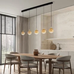 Lampadari Cucina-Selezionato da Mazzolaluce Lampadario da cucina con sfere pendenti vetro ambra