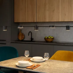 Lampadari Cucina-Selezionato da Mazzolaluce Lampadario da cucina nero orizzontale per tavolo isola