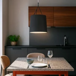 Lampadari Cucina-Selezionato da Mazzolaluce Lampadario da cucina paralume nero cilindro design