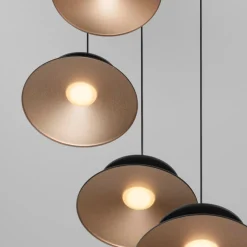 Lampadari Moderni-Selezionato da Mazzolaluce Lampadario design con pendenti nero oro per da pranzo moderna