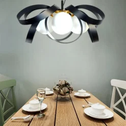 Lampadari Cucina-Selezionato da Mazzolaluce Lampadario design fiocco nero oro per cucina