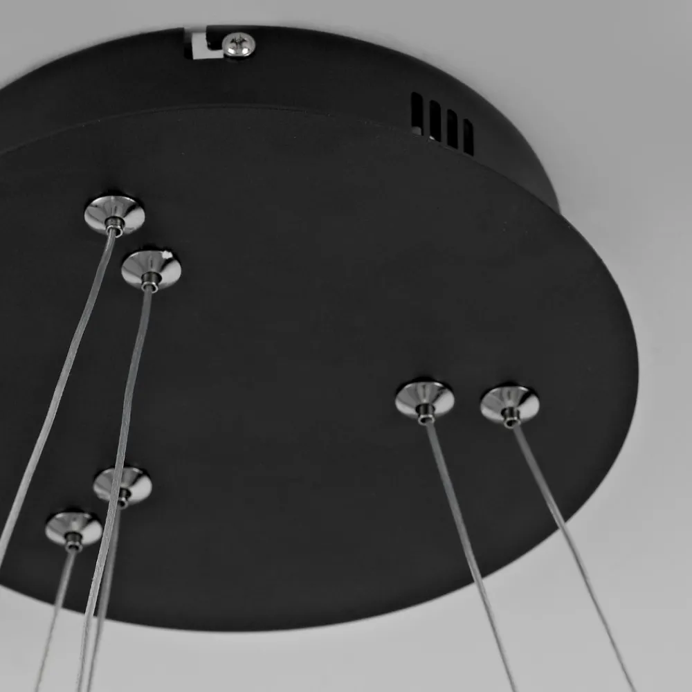 Lampadari Moderni-Selezionato da Mazzolaluce Lampadario design moderno led cerchi nero