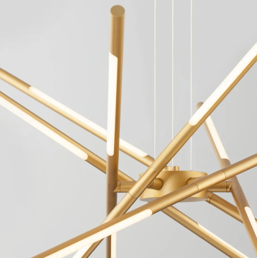Lampadari Moderni-Selezionato da Mazzolaluce Lampadario design moderno oro bacchette led per soggiorno