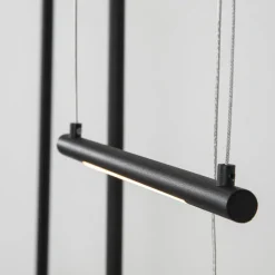 Lampadari Moderni-Selezionato da Mazzolaluce Lampadario design nero per tavolo soggiorno moderno