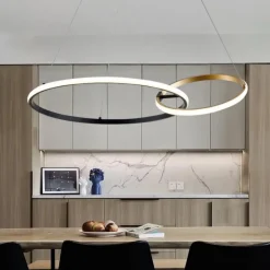 Lampadari Moderni-Selezionato da Mazzolaluce Lampadario design per soggiorno moderno cerchi nero oro