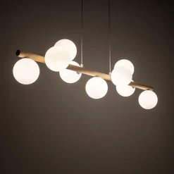 Lampadari Moderni-Selezionato da Mazzolaluce Lampadario di legno sfere in vetro per soggiorno moderno