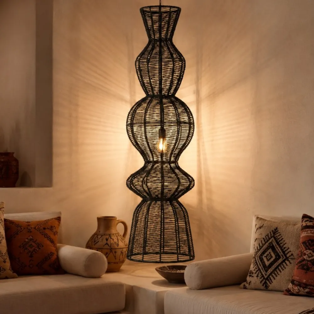 Lampadari Moderni-Selezionato da Mazzolaluce Lampadario di rattan nero allungato per salotto