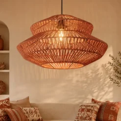 Lampadari Moderni-Selezionato da Mazzolaluce Lampadario di rattan rosso intrecciato per soggiorno
