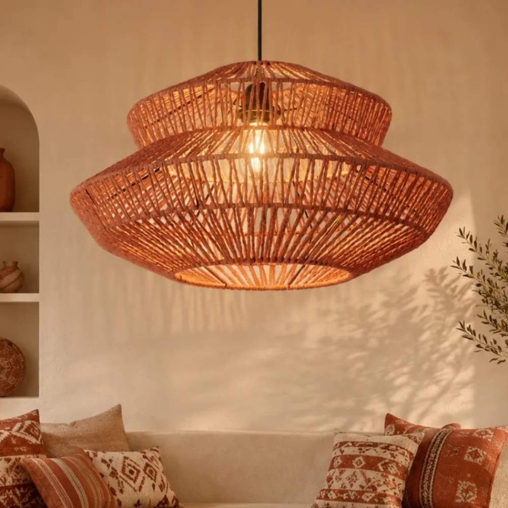 Lampadari Moderni-Selezionato da Mazzolaluce Lampadario di rattan rosso intrecciato per soggiorno