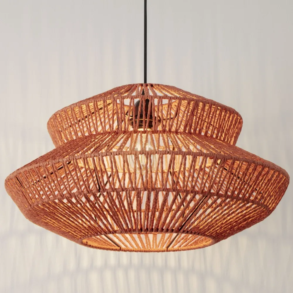 Lampadari Moderni-Selezionato da Mazzolaluce Lampadario di rattan rosso intrecciato per soggiorno