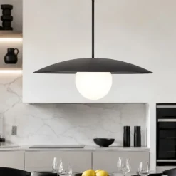Lampadari Cucina-Selezionato da Mazzolaluce Lampadario disco nero in metallo 65 cm per cucina moderna sfera di vetro
