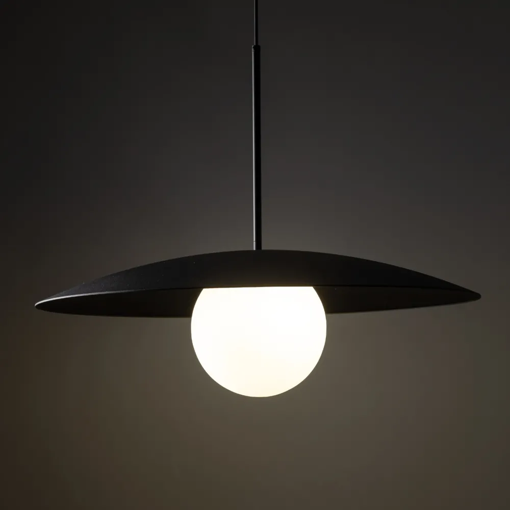 Lampadari Cucina-Selezionato da Mazzolaluce Lampadario disco nero in metallo 65 cm per cucina moderna sfera di vetro